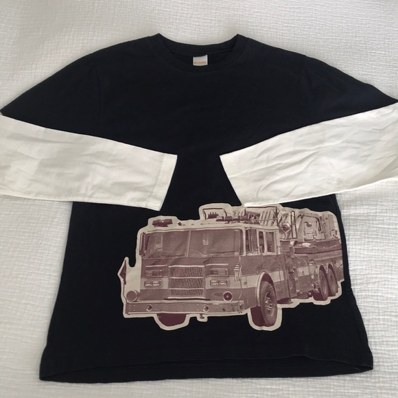 *️⃣2/$30 Gymboree Boys Fire Truck long sleeve Tee - Picture 1 of 5
